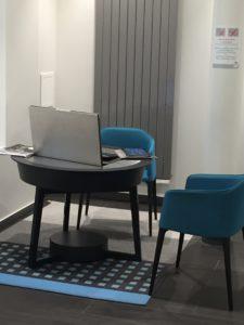 Le Crédit Agricole s’équipe d’écrans Rotatis Element One. img_2283