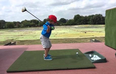 Cet enfant de 4 ans a un meilleur swing que vous