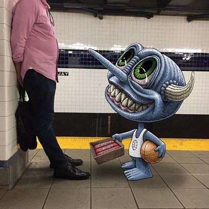 Cet artiste incruste des monstres dans ses photos prises dans le métro new-yorkais