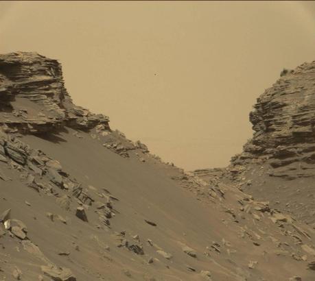 Sol 1.454 (8 septembre 2016). Seconde des cinq images spectaculaires de « Murray Buttes » prises par Curiosity. Les mesas et buttes qui composent ce paysage sont l’œuvre du vent. Le sable durci en grès a ensuite été érodé par les mêmes forces — Crédit : NASA, JPL-Caltech, MSSS
