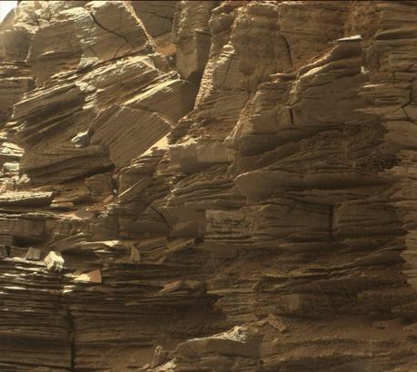 Sol 1.454 (8 septembre 2016). Troisième des cinq images de « Murray Buttes » prises par Curiosity. On distingue avec détails les couches de sables déposés par le vent. L’érosion éolienne les a dégagés et façonnés — Crédit : NASA, JPL-Caltech, MSSS