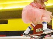 Cette petite fille vous donner leçon SKATEBOARD