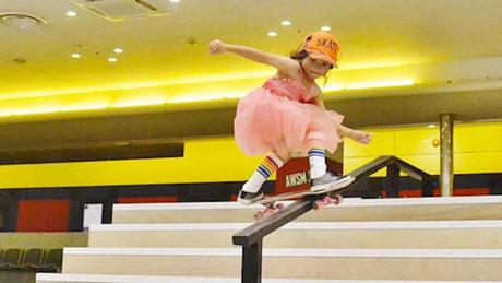 Cette petite fille de 8 ans va vous donner une leçon de SKATEBOARD