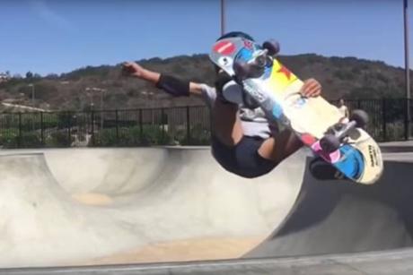 Cette petite fille de 8 ans va vous donner une leçon de SKATEBOARD