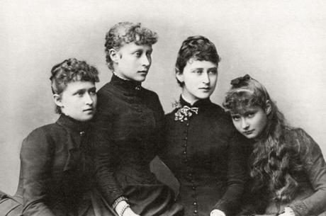 Les quatre filles de la princesse Alice d'Angleterre. De gauche à droite : Irène (épouse Henri de Prusse), Victoria (épouse Louis de Battenberg), Elisabeth (épouse le grand-duc Serge de Russie), et enfin Alix (épouse le Tsar Nicolas II)