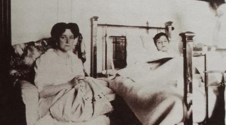 La tsarine Alexandra veille sur son fils convalescent en 1912