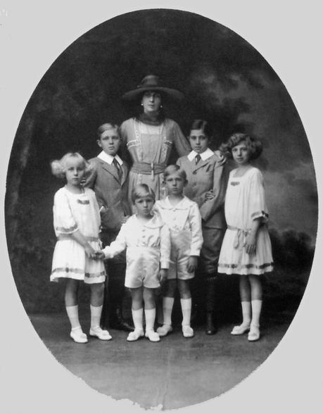 La Reine d'Espagne Victoire-Eugénie, surnommée Ena, et ses six enfants