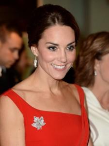 robe rouge de Kate accessoirisée d’une broche en diamants