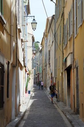 hyères var ville haute vieille médiéval moyen âge ruelle