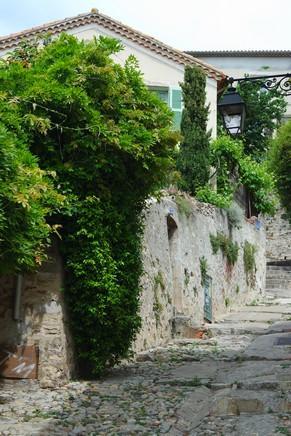 hyères var ville haute vieille médiéval moyen âge ruelle passage jules romain