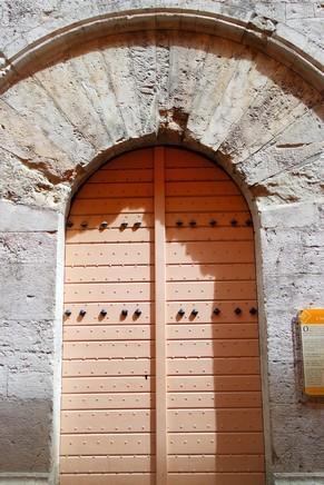 hyères var ville haute vieille médiéval moyen âge tour templier place massillon portail claveaux