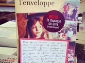 gens dans l’enveloppe