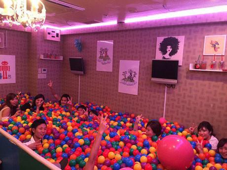 Un bar piscine à balles ouvre à Osaka