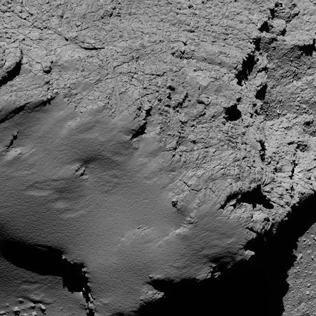 Image prise par la caméra à angle étroit (Narrow Angle Camera) d’OSIRIS à 08 h 53 (06 h 53 TU). La sonde était à 8,9 km de la surface. Une partie de la région Hathor en haut à droite et Ma’at en bas à gauche. La résolution est de 17 cm par pixel. La largeur de l’image est de 350 mètres — Crédit : ESA, Rosetta, MPS for OSIRIS Team MPS, UPD, LAM, IAA, SSO, INTA, UPM, DASP, IDA