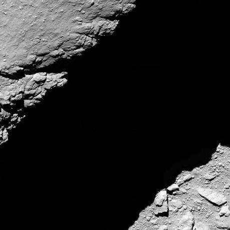 Image prise par la caméra à angle étroit d’OSIRIS à 12 h 14 (10 h 14 TU). Rosetta n’était plus qu’à 1,2 km de la surface de Tchouri. La résolution est de 2,3 cm par pixel. La largeur de l’image est de 33 mètres — Crédit : ESA, Rosetta, MPS for OSIRIS Team MPS, UPD, LAM, IAA, SSO, INTA, UPM, DASP, IDA