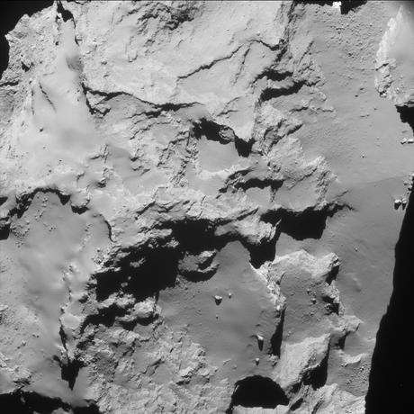 La première de cette ultime série a été prise le 29 septembre à 22 h53 TU (soit 00 h 53, le 30 septembre en France métropolitaine). La sonde était alors à 20 km du centre de Tchouri. Les régions qui apparaissent sur l'image sont Hapi, Seth et Ash situées sur le plus grand des deux lobes du noyau cométaire. La résolution est de 1,7 mètre par pixel — Crédit : ESA, Rosetta, NavCam – CC BY-SA IGO 3.0