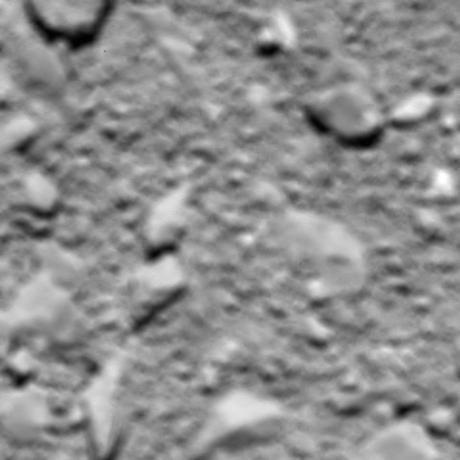 Image prise par la caméra grand-angle d’OSIRIS lorsque Rosetta était à environ 51 mètres de la surface de Tchouri. La résolution est de 5 mm par pixel. La largeur de l’image est de 2 mètres 40 — Crédit : ESA, Rosetta, MPS for OSIRIS Team MPS, UPD, LAM, IAA, SSO, INTA, UPM, DASP, IDA