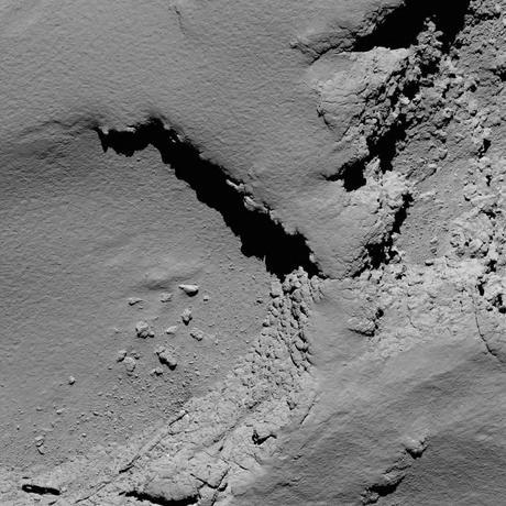 La région Ma’at est en vue. Image prise par la caméra à angle étroit d’OSIRIS à 10 h18 (8 h18 TU). Rosetta était à 5,8 km seulement de la surface. La résolution est de 11 cm par pixel. Largeur de l’image : 225 mètres. — Crédit : ESA, Rosetta, MPS for OSIRIS Team MPS, UPD, LAM, IAA, SSO, INTA, UPM, DASP, IDA