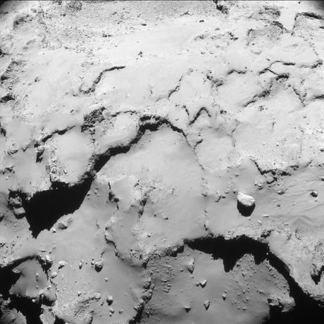 La toute dernière image de NavCam depuis le début de la mission il y a 12 ans et demi a été prise à 00 h 59 TU (02 H 59, heure de Paris) le 30 septembre 2016. Tchouri n’est qu’à 17,4 km de la sonde. La résolution est de 1,5 mètre par pixel. L'image mesure 1,5 km de large — Crédit : ESA, Rosetta, NavCam – CC BY-SA IGO 3.0
