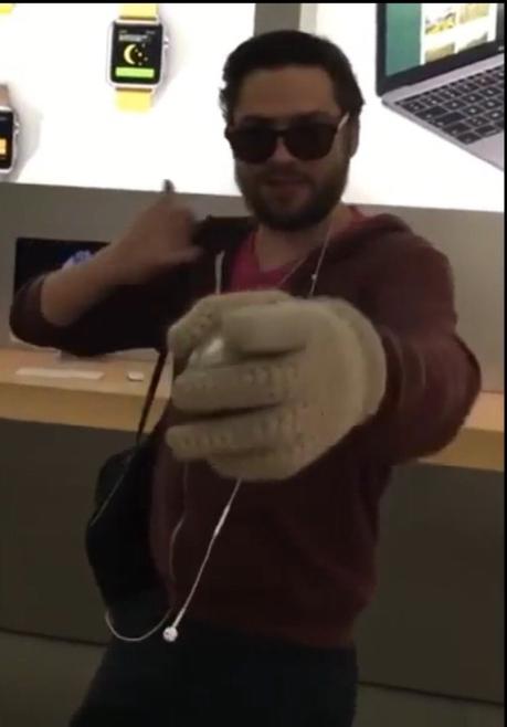 Cet homme a saccagé l’Apple Store de Dijon avec une boule de pétanque.