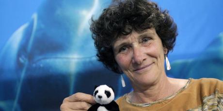 Isabelle Autissier, et le petit panda, mascotte du WWF.