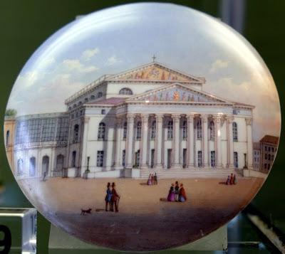 Le Théâtre national de Munich dans les collections de porcelaine du château de Nymphenburg