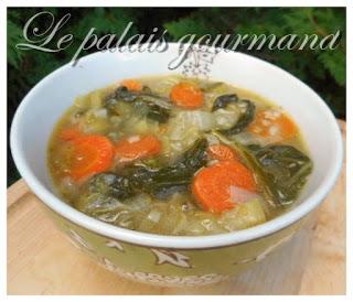 Soupe de laitue, carottes et poireaux