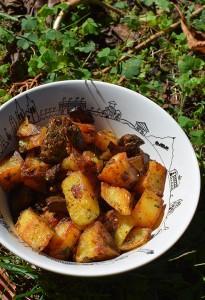 pommes de terre sautées aux cèpes dans un petit saladier Pays basque par assiettes et compagnie