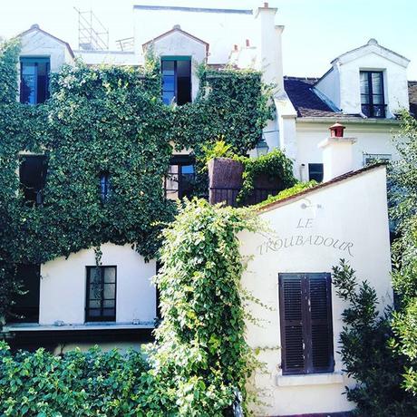 Le Troubadour à Montmartre #montmartre #paris #ilovemontmartre #iloveparis #parismaville #parismonamour #igersparis #instaparis #automn #parisienne #parisien #paris18 #restaurants #restaurant #france @Montmartre (paris 18eme)