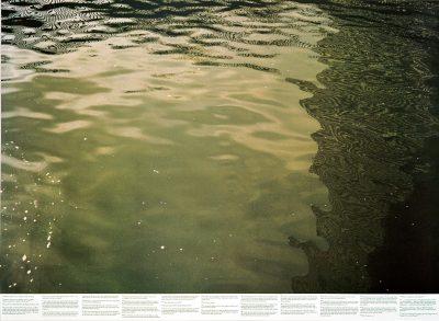 Roni Horn Still Water (The River Thames, for Example), 1999 (Détail) 15 photographies encadrées, photographies et textes imprimés sur papier naturel, 77,5 x 105,4 cm chacune Kunsthaus de Zurich, Collection graphique © Roni Horn 