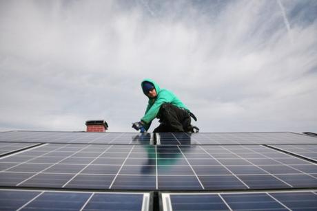 À l'inverse de ces panneaux photovoltaïques, le toit solaire sera un produit tout en un. (Crédit : SolarCity.com)