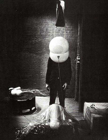 Walter-Pichler-casque-piece-tv-03