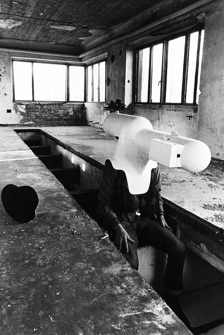 Walter-Pichler-casque-tv-02