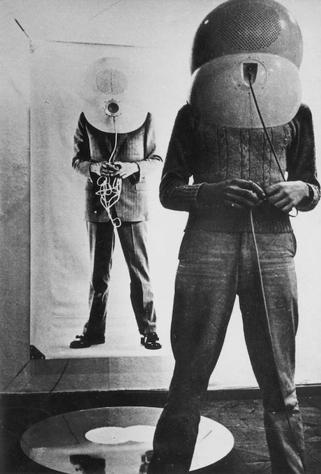 Walter-Pichler-casque-piece-tv-02