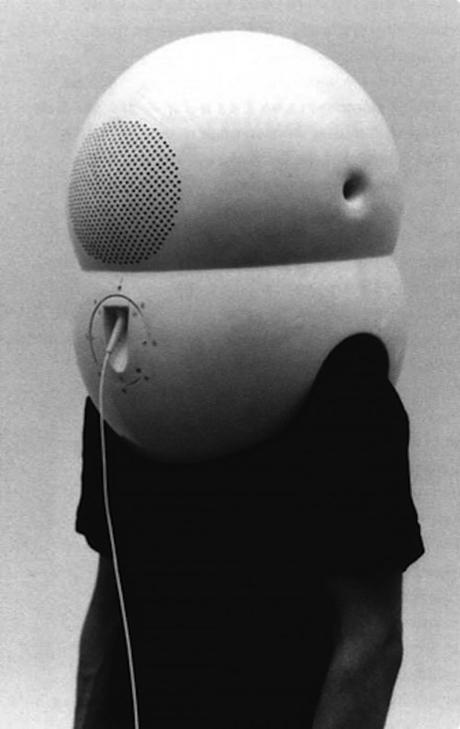 Walter-Pichler-casque-piece-tv-01