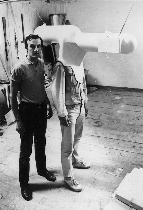 Walter-Pichler-casque-tv-04