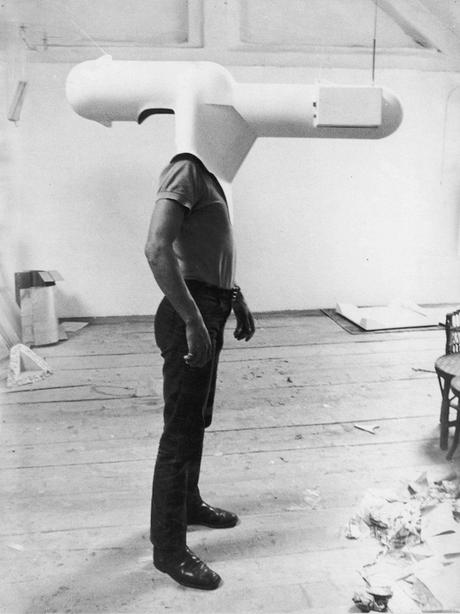 Walter-Pichler-casque-tv-01