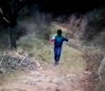 vidéo enfant flaque eau trou