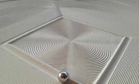 Sisyphus, la machine à billes métalliques qui dessine avec précision sur le sable