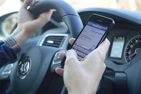 11 raisons pourquoi vous avez le droit d’utiliser votre cellulaire en conduisant