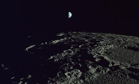 La limite entre le jour et la nuit est désignée terminateur. Pour qui a une lunette ou un télescope, c’est à cet endroit que l’on distingue mieux les reliefs, notamment lorsque la Lune est en quartier. Vu de près comme sur cette photo de Kaguya, c’est encore mieux ! On peut toucher des yeux toutes les aspérités. Dans le ciel, c’est à la Terre de s’offrir en premier quartier ! — Crédit : JAXA, NHK
