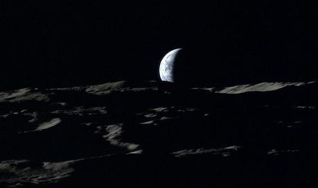 On dirait que la Terre s’enfonce dans les ténèbres, retournant dans les mondes obscurs et souterrains de la Lune, comme aurait pu le conter une légende sélène. Le jour est en train de fuir sur cette image prise par Kaguya en 2008 — Crédit : JAXA, NHK