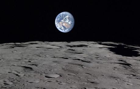 On a coutume de voir la Lune se lever au-dessus des collines terrestres…, cette fois le point de vue est inversé : une Terre gibbeuse, semblable à un ballon ovale bleuté est suspendue dans le ciel très noir de notre satellite naturel. Il n’y a pas de sens dans l’espace, et pour une fois, on peut voir la planète avec le pôle sud en haut — Crédit : JAXA, NHK