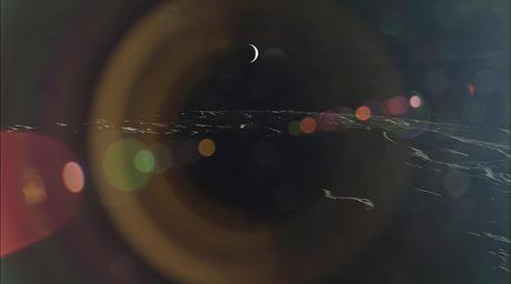 Effet cinématographique créé par le reflet du Soleil sur la lentille de l’une des caméras de Kaguya. Le croissant au loin n’est autre que la Terre — Crédit : JAXA, NHK