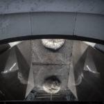 Détails de la cheminée, avec son jeux de miroir dans lequel se reflète la barbe du sculpteur Michel Anasse © Seen By Kloé pour Blog Esprit Design