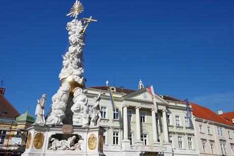 baden bei wien dreifaltigkeitssäule rathaus mairie colonne trinité hauptplatz