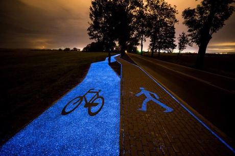 Pologne : cette piste cyclable va s’illuminer la nuit grâce à la lumière accumulée le jour !