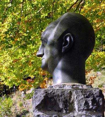 Un monument à Goethe surplombe le Walchensee sur la route du Kesselberg