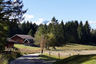 Belles promenades bavaroises: la chaussée romaine à Klais et le chemin vers Mittenwald par les Buckelwiesen (prairies à bosses)