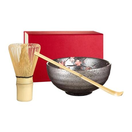 Thé, fouet et spatule pour une dégustation traditionnelle du thé japonais 
